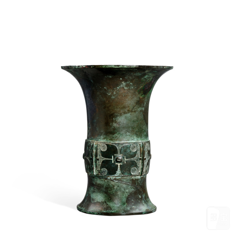 An archaic inscribed bronze ritual wine vessel, zun, Late Shang dynasty | 商晚期 青銅四瓣目紋尊